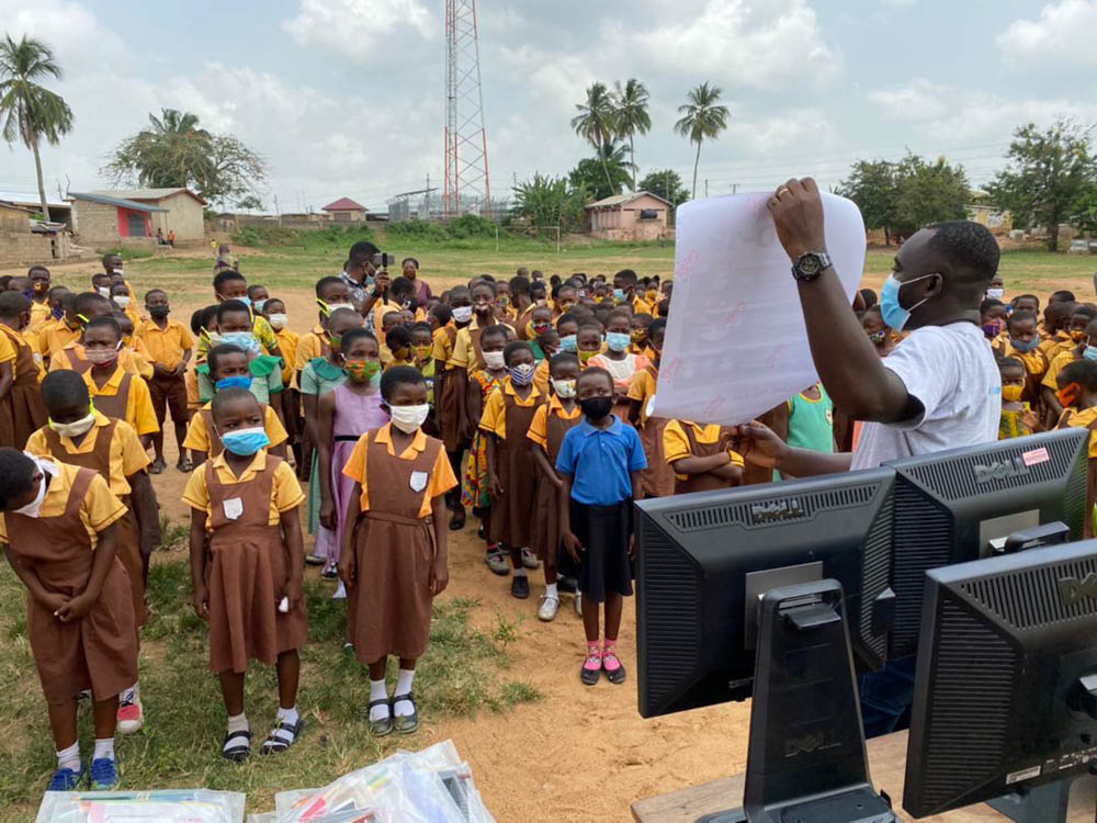 Teaching deprived student computers-Charity by smileatschool