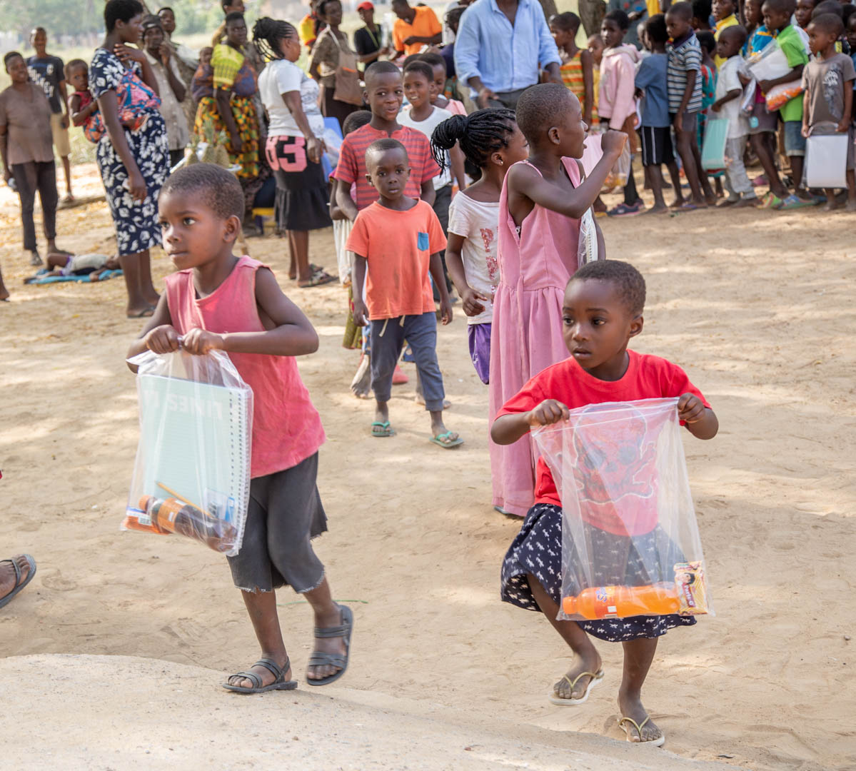 children with charity food-courtesy smileatschool